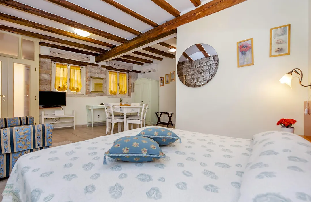 Guest house SOTTO I VOLTI Centro Storico-1